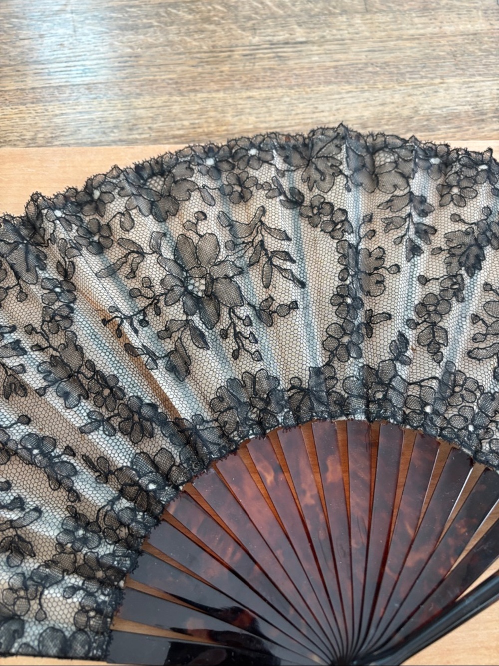 Vintage Black Lace Folding Hand Fan with Tortoise Handle - Picture 4 of 16